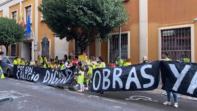 Concentración para reclamar las obras en el CEIP Antonio Machado de Peal de Becerro.