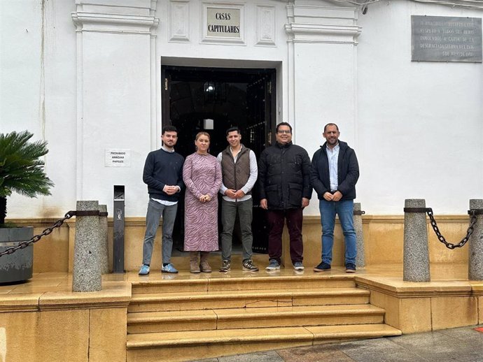 García (centro), junto a Ruiz (2ª izda.) y otros cargos públicos y orgánicos de la coalición de izquierdas, ante el Ayuntamiento de Hornachuelos.