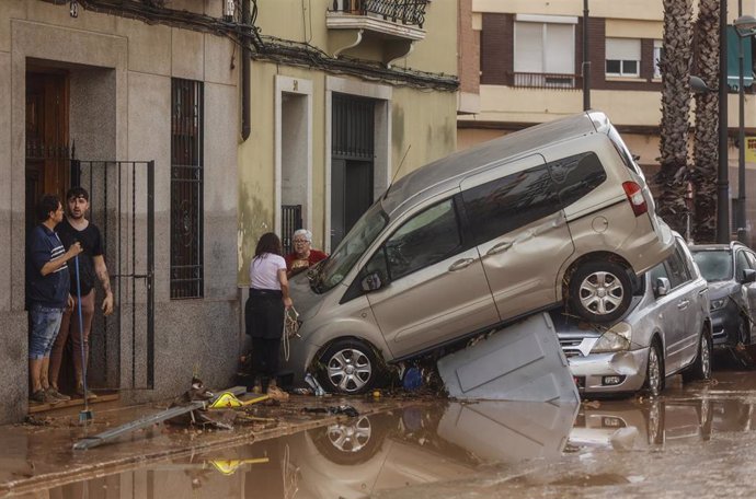 Vehículos destrozados tras el paso de la DANA por el barrio de La Torre