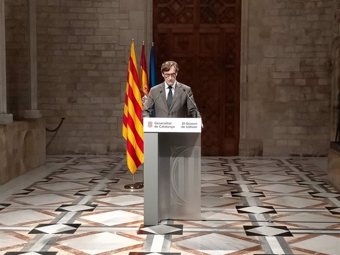 El presidente de la Generalitat, Salvador Illa, lee una declaración institucional en el Parlament de la Generalitat por los efectos de la DANA.