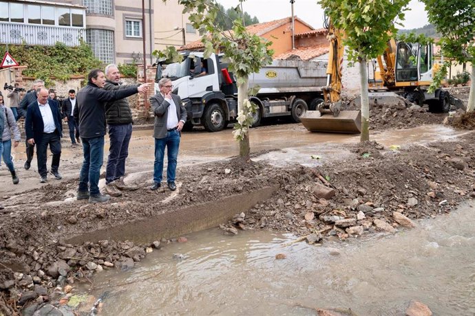 El alcalde de Montalbán, Carlos Sánchez Boix; el presidente del Gobierno de Aragón, Jorge Azcón; y el presidente de la DPT, Joaquín Juste, visitan los daños provocados por la DANA en Montalbán (Teruel).