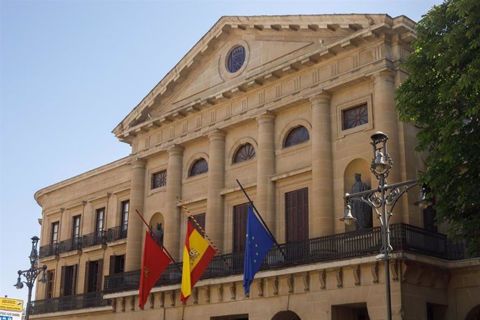 Archivo - Fachada del Palacio de Navarra con las banderas ondeando a media asta