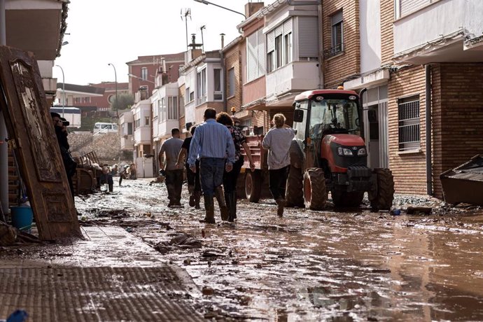 Varias personas revisan los estragos dejados por la DANA, a 30 de octubre de 2024, en Utiel, Valencia, Comunidad Valenciana (España).