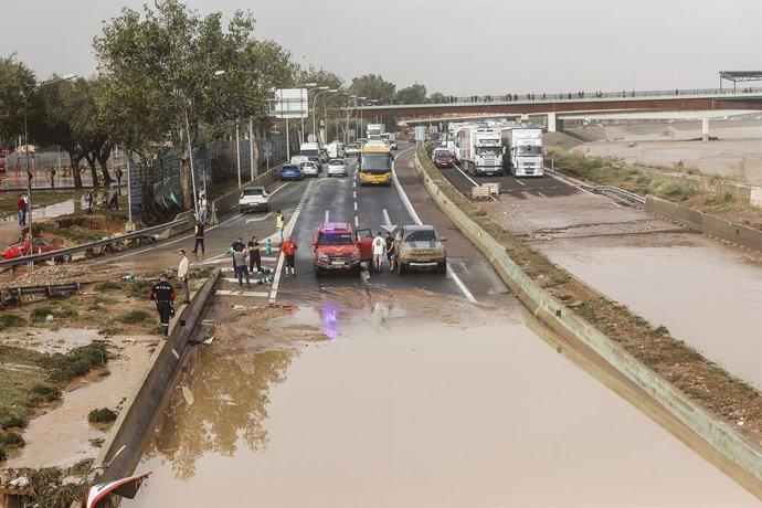 Vehículos en la V-30 tras el paso de la DANA y la subida del cauce del río Turia, a 30 de octubre de 2024, en Valencia, Comunidad Valenciana (España)