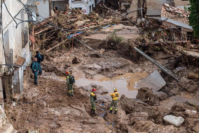 Bomberos y agentes de la Guardia Civil trabajan en una zona afectada, a 30 de octubre de 2024, en Letur, Albacete, Castilla-La Mancha (España). 