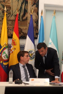 El alcalde de Cádiz, Bruno García, con el alcalde de Madrid en la reunión de la UCCI.