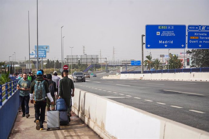 Varias personas salen de Valencia a pie por la V-30, a 30 de octubre de 2024, en Valencia