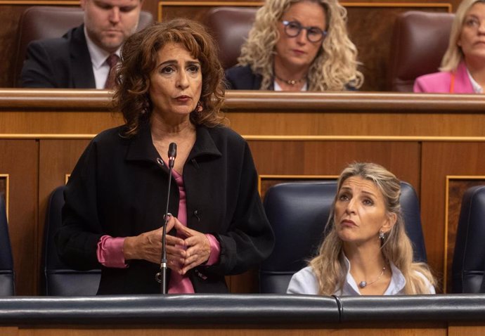 La vicepresidenta segunda y ministra de Hacienda, María Jesús Montero, interviene durante una sesión de control al Gobierno, en el Congreso de los Diputados, a 30 de octubre de 2024, en Madrid (España). El PSOE defiende hoy en el Congreso una iniciativa c