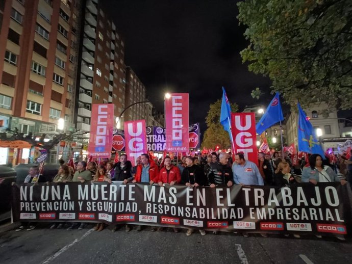 Manifestación contra la siniestralidad laboral, en Gijón, convocada por CCOO y UGT