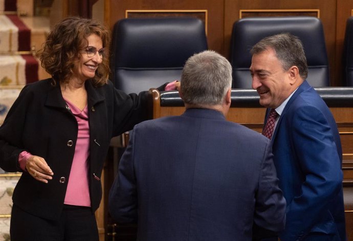 La vicepresidenta segunda y ministra de Hacienda, María Jesús Montero y el portavoz del PNV, Aitor Esteban (d), conversan durante una sesión plenaria, en el Congreso de los Diputados, a 30 de octubre de 2024, en Madrid (España). El PSOE defiende hoy en el