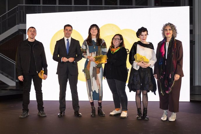 El lehendakari, Imanol Pradales, en la entrega los Premios Gure Artea 2024 a Idoia Montón, Josu Bilbao y a Tractora Kooperatiba Elkartea