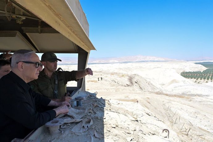 Archivo - Imagen de archivo del primer ministro de Israel, Benjamin Netanyahu, durante una visita al valle del Jordán, en el este del país y fronterizo con Jordania