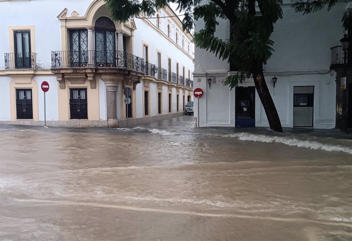 Calle Porvera en Jerez con agua acumulada por las lluvias de la Dana que atraviesa la provincia. 