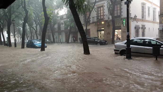 Calle Porvera en Jerez con agua acumulada por las lluvias de la Dana que atraviesa la provincia.