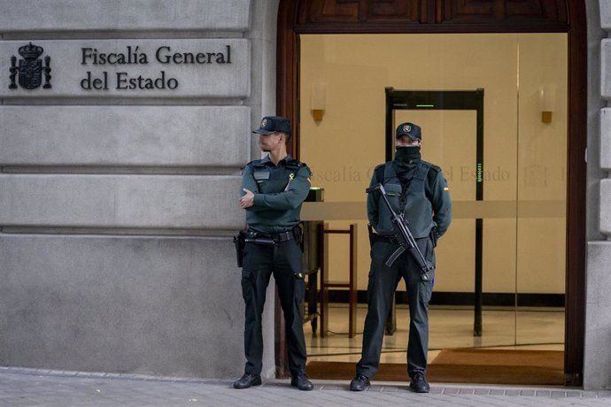 Dos agentes de la Guardia Civil en la Fiscalía General del Estado, a 30 de octubre de 2024, en Madrid (España). 