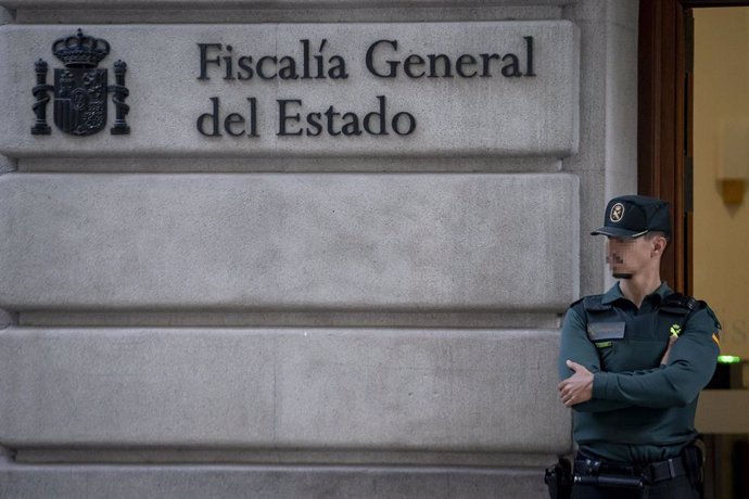 Dos agentes de la Guardia Civil en la Fiscalía General del Estado, a 30 de octubre de 2024, en Madrid (España). La Unidad Central Operativa (UCO) de la Guardia Civil se ha personado en la sede de la Fiscalía General del Estado por orden del juez que inves