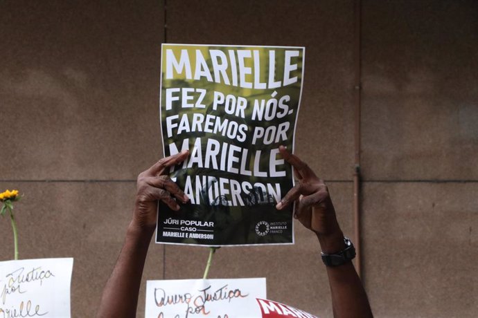 Un cartel de protesta por el asesinato de la concejala brasileña Marielle Franco y de su conductor, Anderson Gomes, en 2018