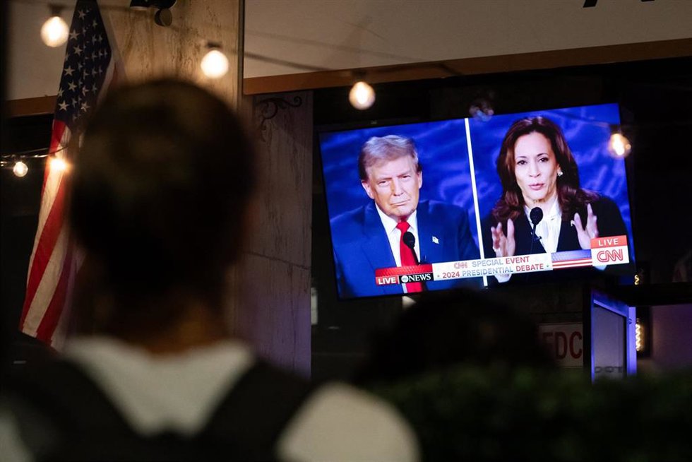 Archivo - Una televisión muestra el debate presidencial entre Harris y Trump