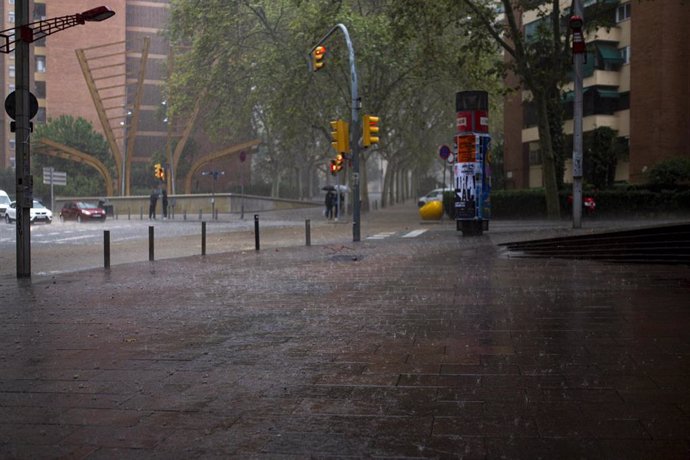 Aceras y carreteras anegadas por la lluvia, a 30 de octubre de 2024, en Barcelona, Catalunya (España)