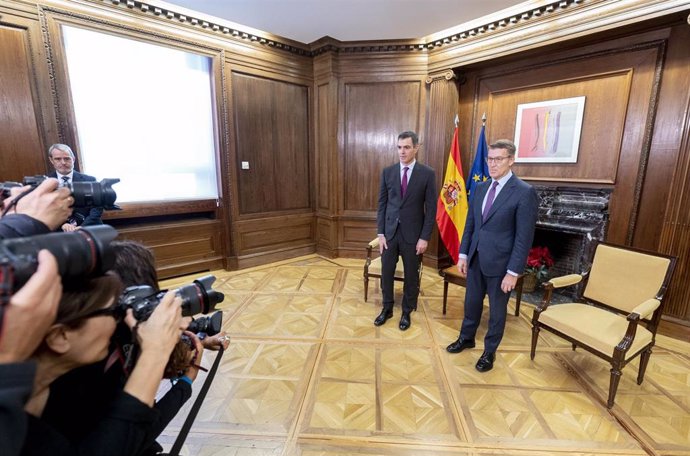 Archivo - El presidente del Gobierno, Pedro Sánchez (i), y el líder del PP, Alberto Núñez Feijóo (d), posan para los medios de comunicación, durante una reunión, en el Congreso de los Diputados, a 22 de diciembre de 2023, en Madrid (España).