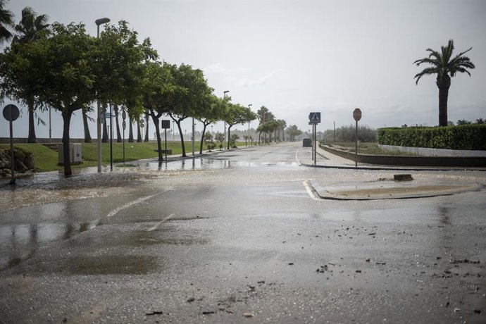 Archivo - La calle inundada por las lluvias, a 3 de septiembre de 2023, en Les Cases d'Alcanar, Tarragona, Catalunya (España).