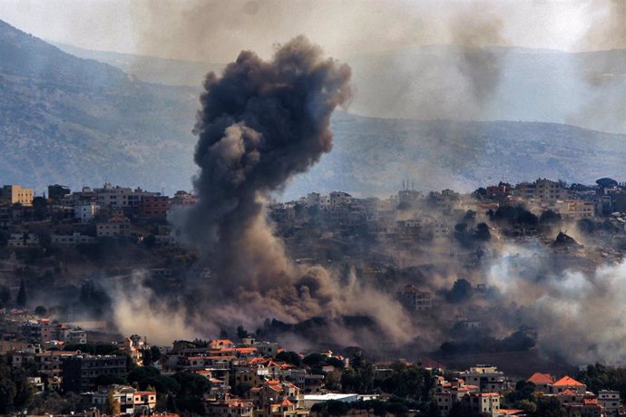 Columna de humo tras un bombardeo del Ejército de Israel contra Jiam, en el sur de Líbano (archivo)