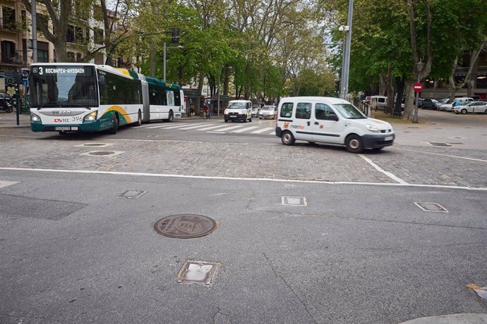 Archivo - Imagen de archivo de un autobús urbano por las calles de Pamplona 