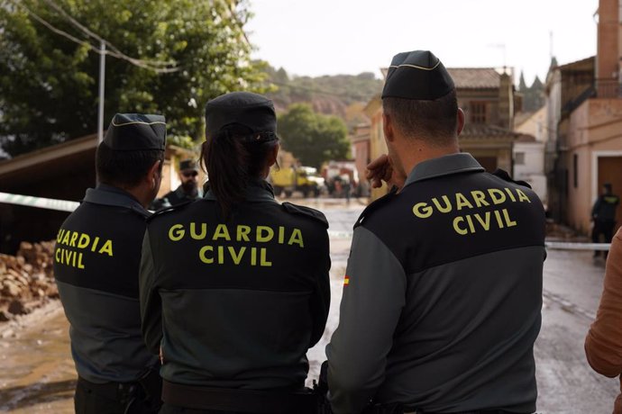 Tres agentes de la Guardia Civil, a 30 de octubre de 2024, en Mira, Cuenca, Castilla-La Mancha (España), tras las intensas lluvias caídas, que han provocado el desbordamiento del río.