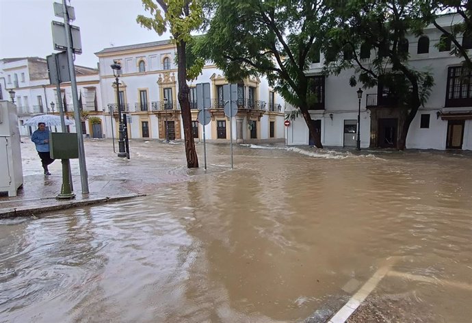 Calle Porvera en Jerez con agua acumulada por las lluvias de la Dana que atraviesa la provincia, en una imagen de archivo