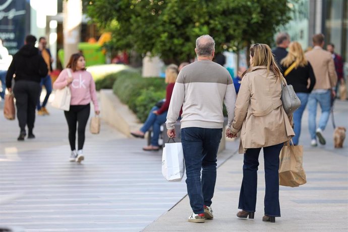 Archivo - Varias personas van de compras.