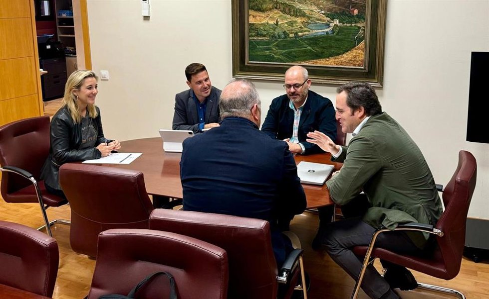 La alcaldesa de Alcalá destaca la apuesta por el empleo estable y la ampliación de empresas alcalareñas.