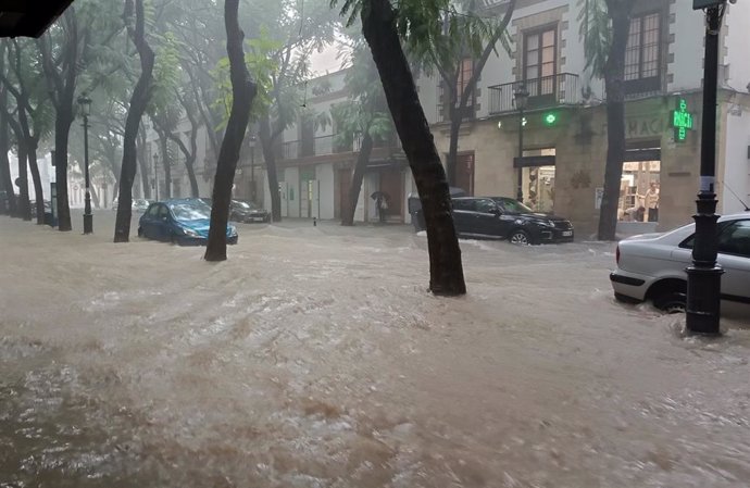 Calle Porvera en Jerez con agua acumulada por las lluvias de la Dana que atraviesa la provincia. A 30 de octubre de 2024, en Jerez, Cádiz (Andalucía, España).