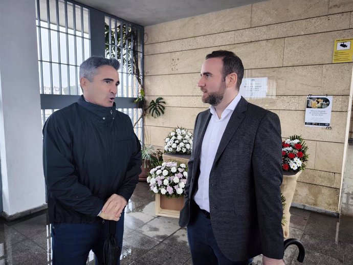 El cementerio de Alcalá de Guadaíra, preparado para las visitas con motivo del Día de Todos los Santos.