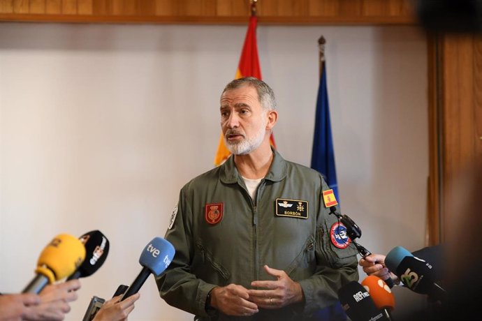 El Rey Felipe VI ofrece declaraciones a los medios durante su participación en el ejercicio 'Sirio 2024', organizado por el Ejército del Aire y del Espacio, en la Base Aérea de Gando, a 30 de octubre de 2024, en Telde, Gran Canaria, Canarias (España).