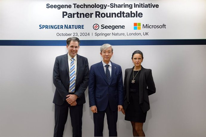 [Photo 1] ▲ From Left: Marc Spenlé, COO Of Springer Nature; Dr. Jong-Yoon Chun, CEO And Founder Of Seegene; And Elena Bonfiglioli, Vice President Of Global Business Leader Healthcare, Pharma And Life Science At Microsoft Posed For A Photo During Technolog