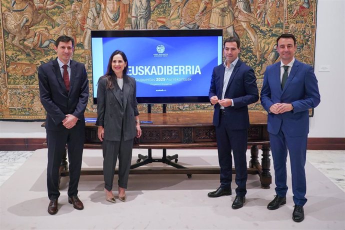 Imanol Pradale, Mikel Torre y Noël d'Anjou entregan el 'Proyecto de Ley de Presupuestos de la Comunidad autónoma del País Vasco para 2025' a la presidenta del Parlamento Vasco, Bakartxo Tejeria.