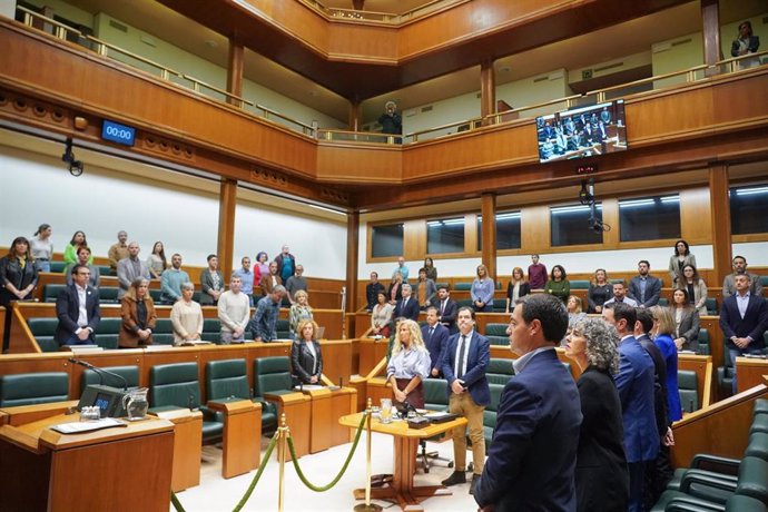 El pleno del Parlamento Vasco comienza con un minuto de silencio en solidaridad con los afectados por la DANA