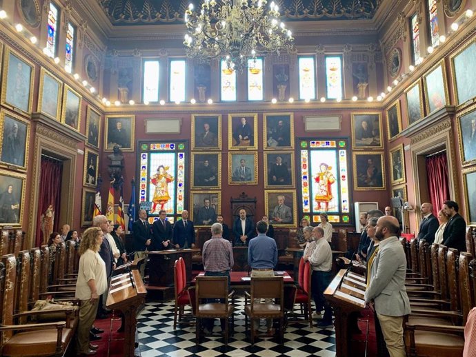 Minuto de silencio en el Ayuntamiento de Palma por las víctimas de la DANA