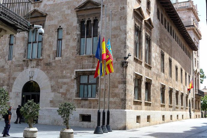 Archivo - Bandera de España a media asta en la fachada de la Generalitat