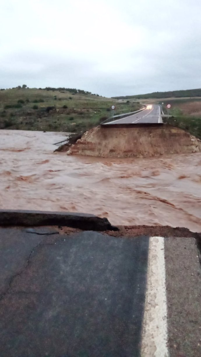 Carretera CM-2122 cortada en Embid (Guadalajara).