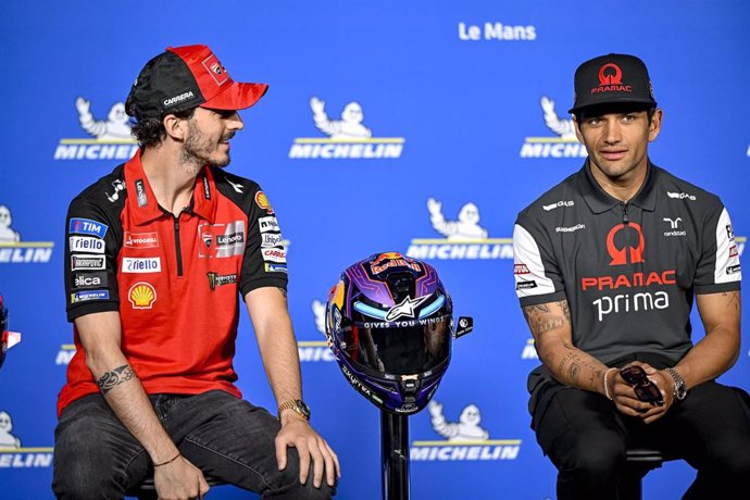 Archivo - Francesco Bagnaia junto a Jorge Martín en una rueda de prensa del Mundial de Motociclismo