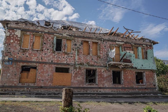 Archivo - Un edificio dañado por los ataques del Ejército de Rusia contra Kurájove, en Donetsk, Ucrania (archivo)