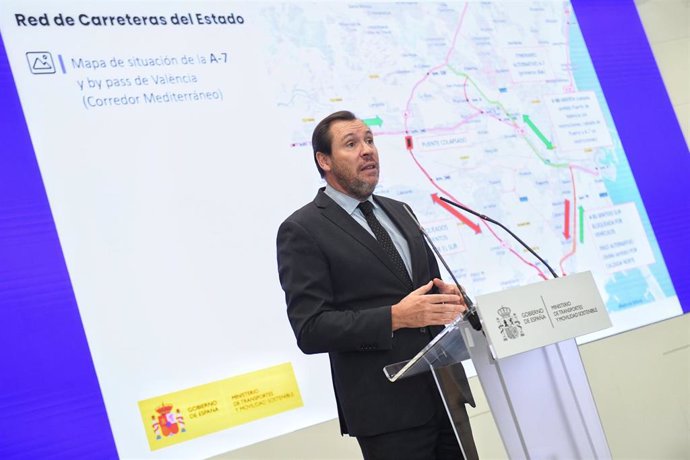 El ministro de Transportes y Movilidad Sostenible, Óscar Puente, atiende a los medios de comunicación, en la sede del MInisterio, a 31 de octubre de 2024, en Madrid