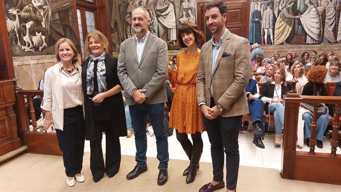 La jefa de Ciudadanía de la DPZ, Esperanza García;  la jefa de Archivos y Bibliotecas, Josefa Peral; el diputado provincial José Manuel Latorre; la escritora Irene Vallejo; y el gerente del patronato municipal de Bibliotecas, Jorge Gonzalo.