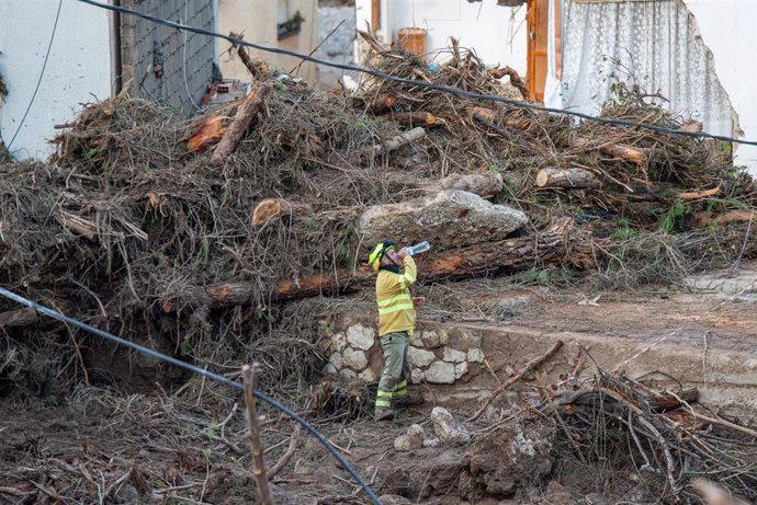 Varios servicios de emergencia trabajando, a 30 de octubre de 2024, en Letur, Albacete.