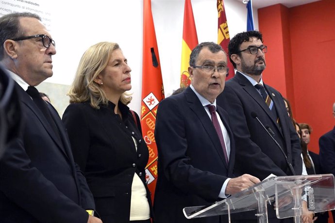 El alcalde de Murcia, José Ballesta, se dirige a los medios en la rueda de prensa