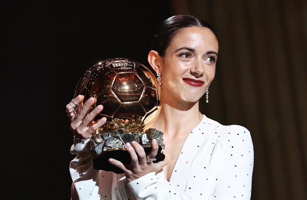 PARIS, Oct. 29, 2024  -- Barcelona's Spanish player Aitana Bonmati poses with her second Woman Ballon d'Or award during the 2024 Ballon d'Or France Football award ceremony at the Theatre du Chatelet in Paris, France, Oct. 28, 2024.,Image: 927697343, Lic