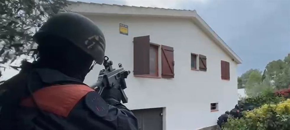 Un agente de los Mossos d'Esquadra en la casa de la urbanización de la Pineda de Santa Cristina de la Bisbal del Peneds (Tarragona) donde se han hallado 812 plantas de marihuana