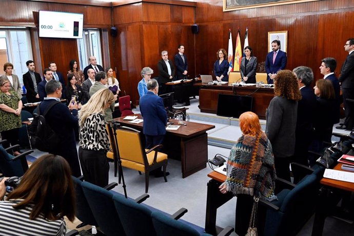 El Pleno del Ayntamiento de Santander ha comenzado con un minuto de silencio por los fallecidos y afectados por el derrumbe de La Albericia y la DANA