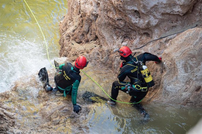 Efectivos de la Guardia Civil realizando labores de búsqueda de desaparecidos en Letur (Albacete).